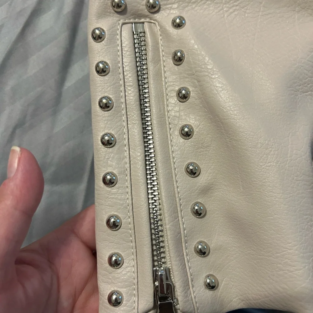 Floral Embroidered Women's Leather Jacket - Picture 3 of 3